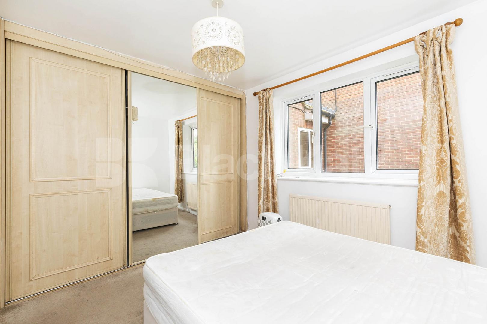 Located within walking distance to Muswell Hill Golf Club and its green spaces Cambridge Gardens, Muswell Hill 